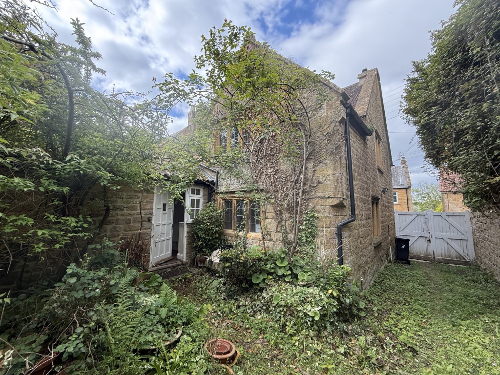 Lot: 99 - CHARACTER SEMI-DETACHED COTTAGE FOR UPDATING WITH LARGE GARDENS - Rear view of the building